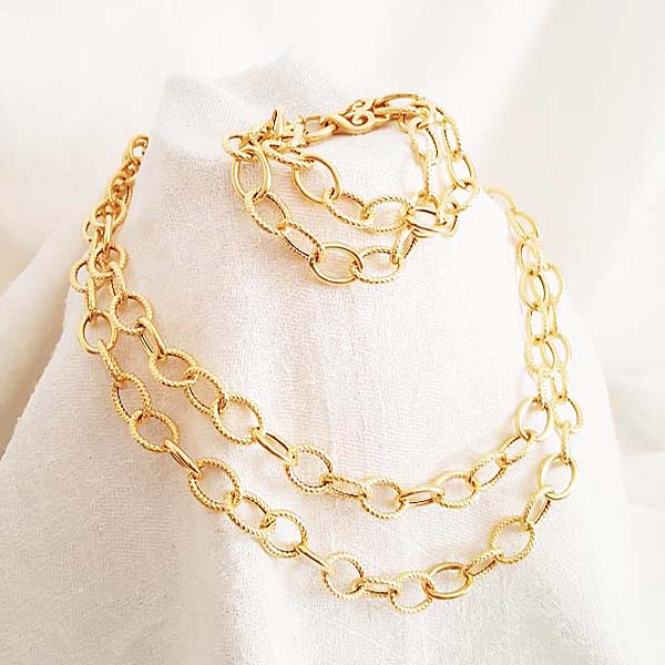 18kt Gold Oval Link Chain Bracelet Set Side